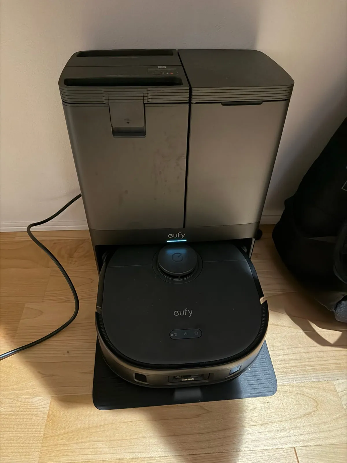 Eufy X10 Pro Omni。自動ゴミ収集とモップ洗浄の付いたステーションに戻っているところ