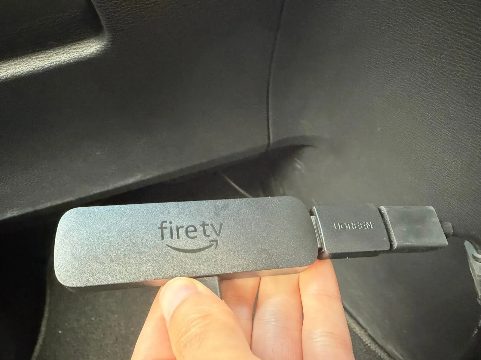 ダッシュボード付近まで出してもらったHDMI端子（延長ケーブル）に、Fire TV Stickを直接差している